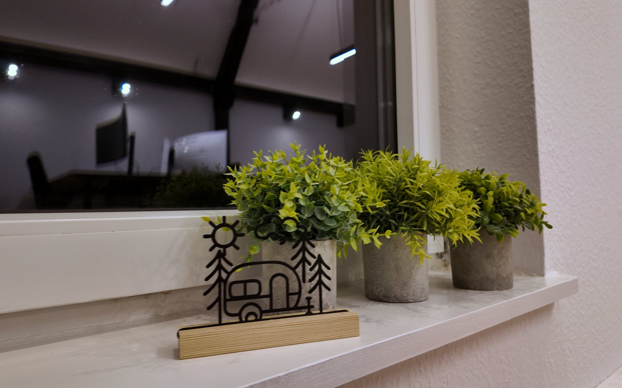 Fensterbank mit Camper-Deko im Büro von FiveStarCamper