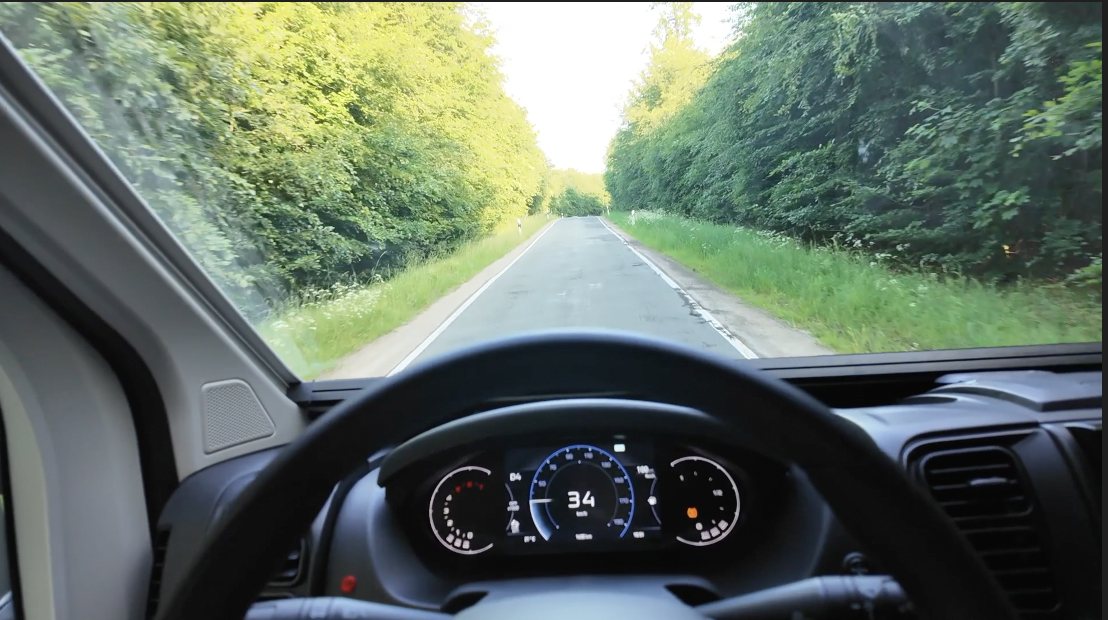 Cockpit mit Blick auf eine Allee