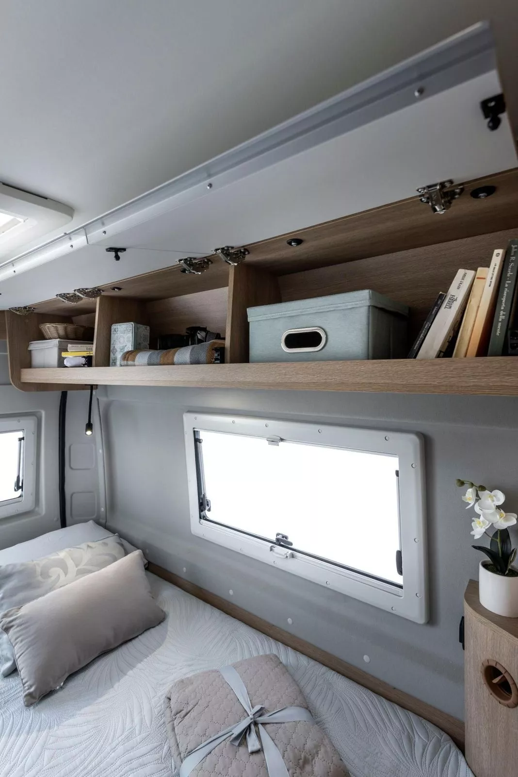 Ablagen und Regal über dem Bett