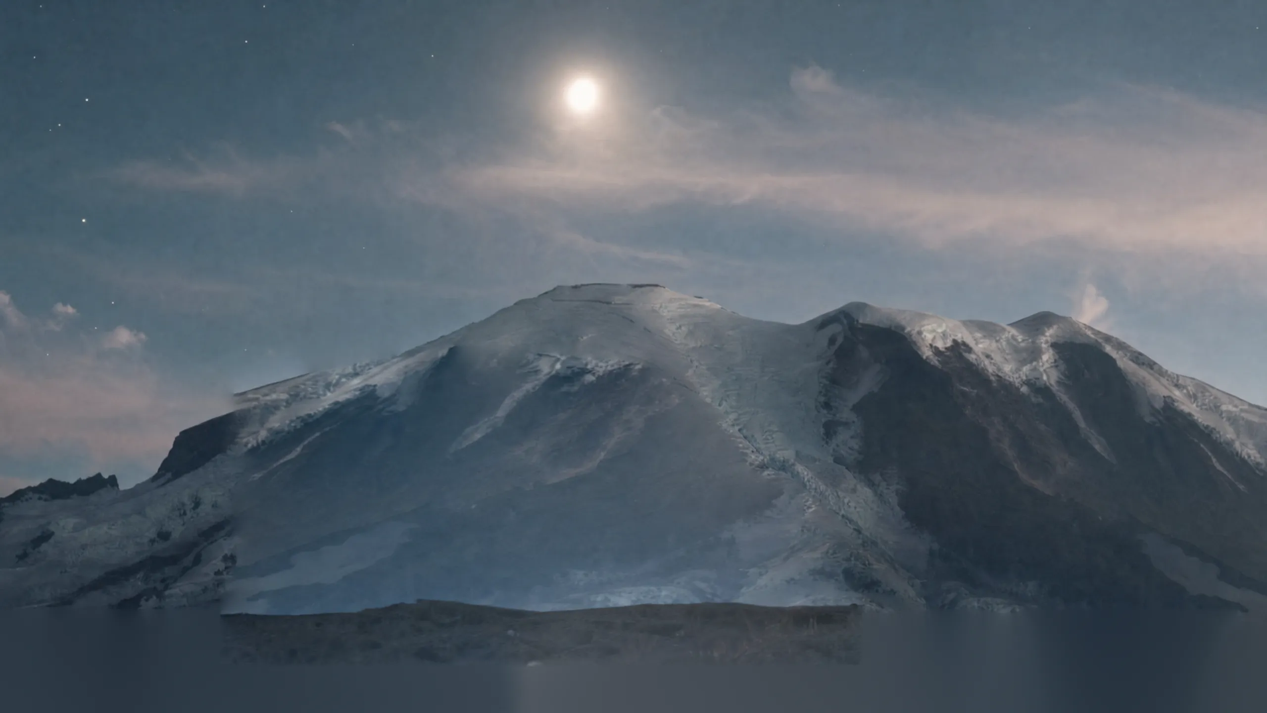 Verschneites Bergmassiv im Abendlicht